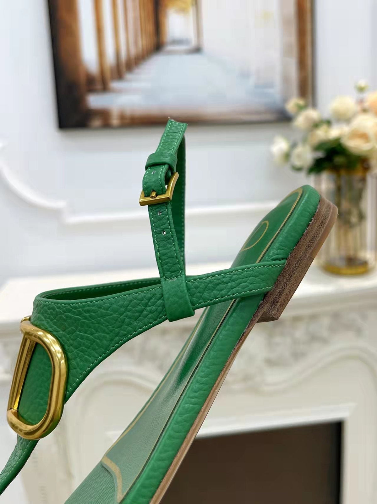 THONG SANDALS IN EMERALD GREEN CALFSKIN WITH GOLD LOGO