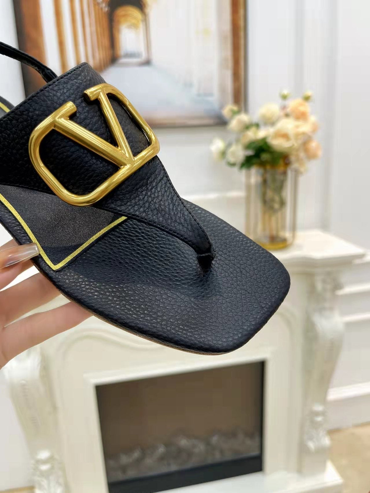 THONG SANDALS IN BLACK CALFSKIN WITH GOLD LOGO