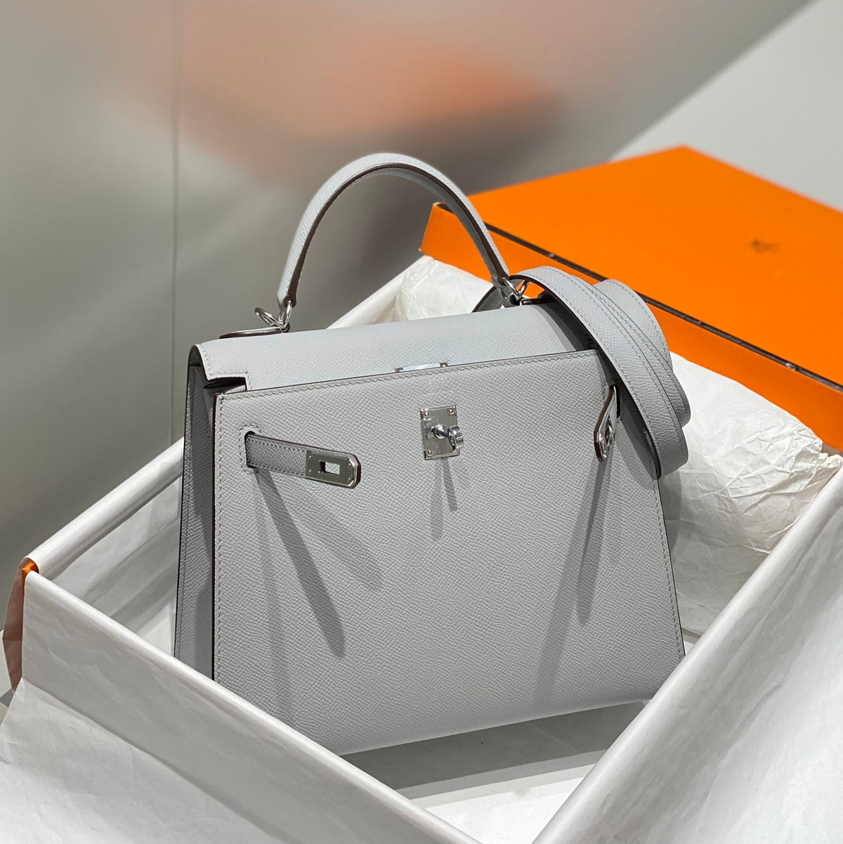 KELLY 25CM IN GRIS PERLE EPSOM CALFSKIN PALLADIUM HARDWARE