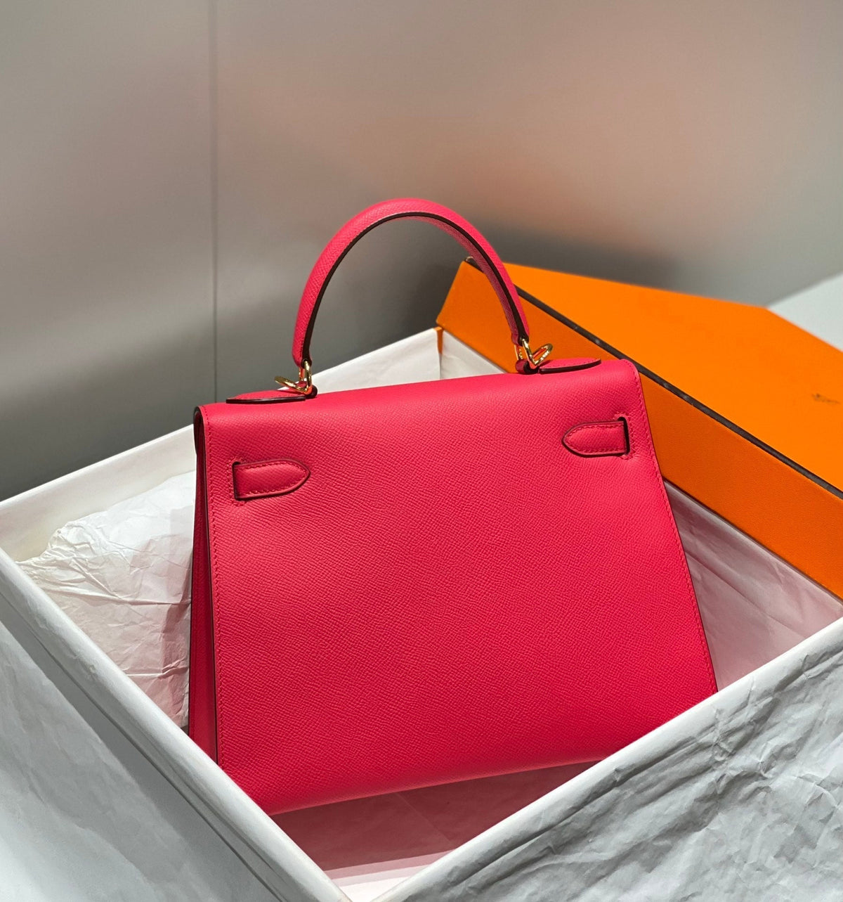 KELLY 28CM IN ROSE TYRIEN SWIFT CALFSKIN GOLD HARDWARE