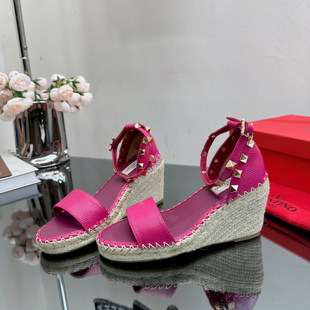 ROCKSTUD WEDGE 85 MM IN DEEP PINK CALFSKIN