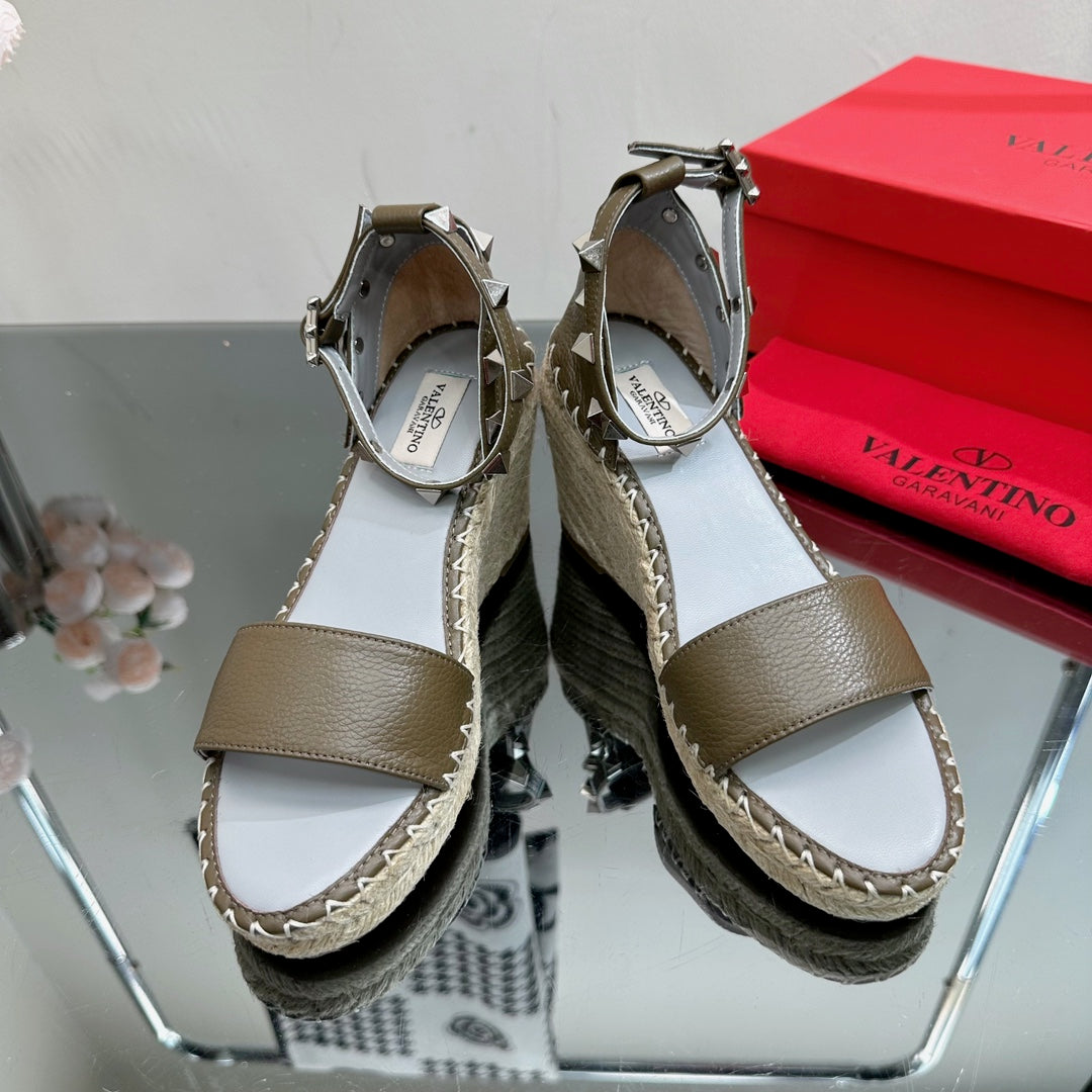 ROCKSTUD WEDGE 85 MM IN MOCHA BROWN CALFSKIN