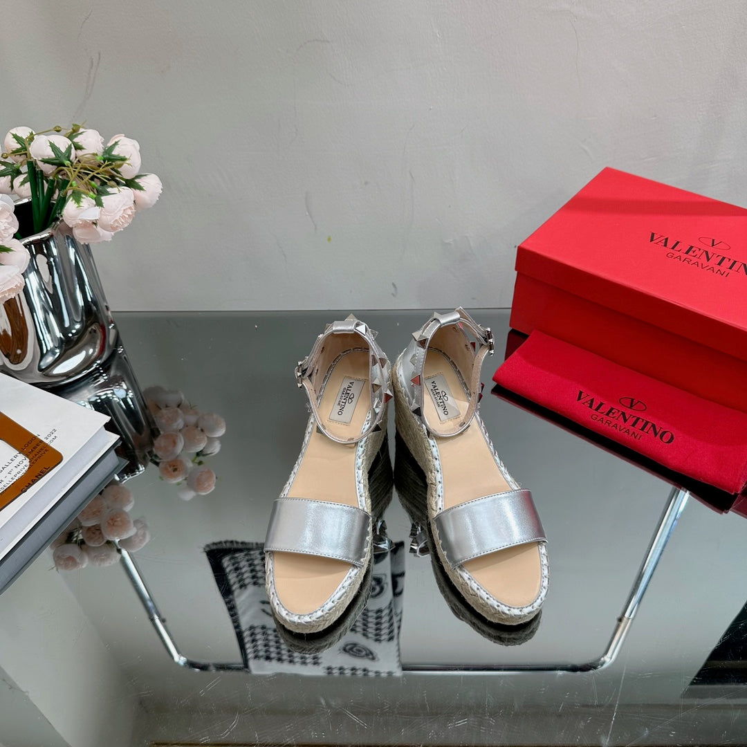 ROCKSTUD WEDGE 85 MM IN SILVER CALFSKIN