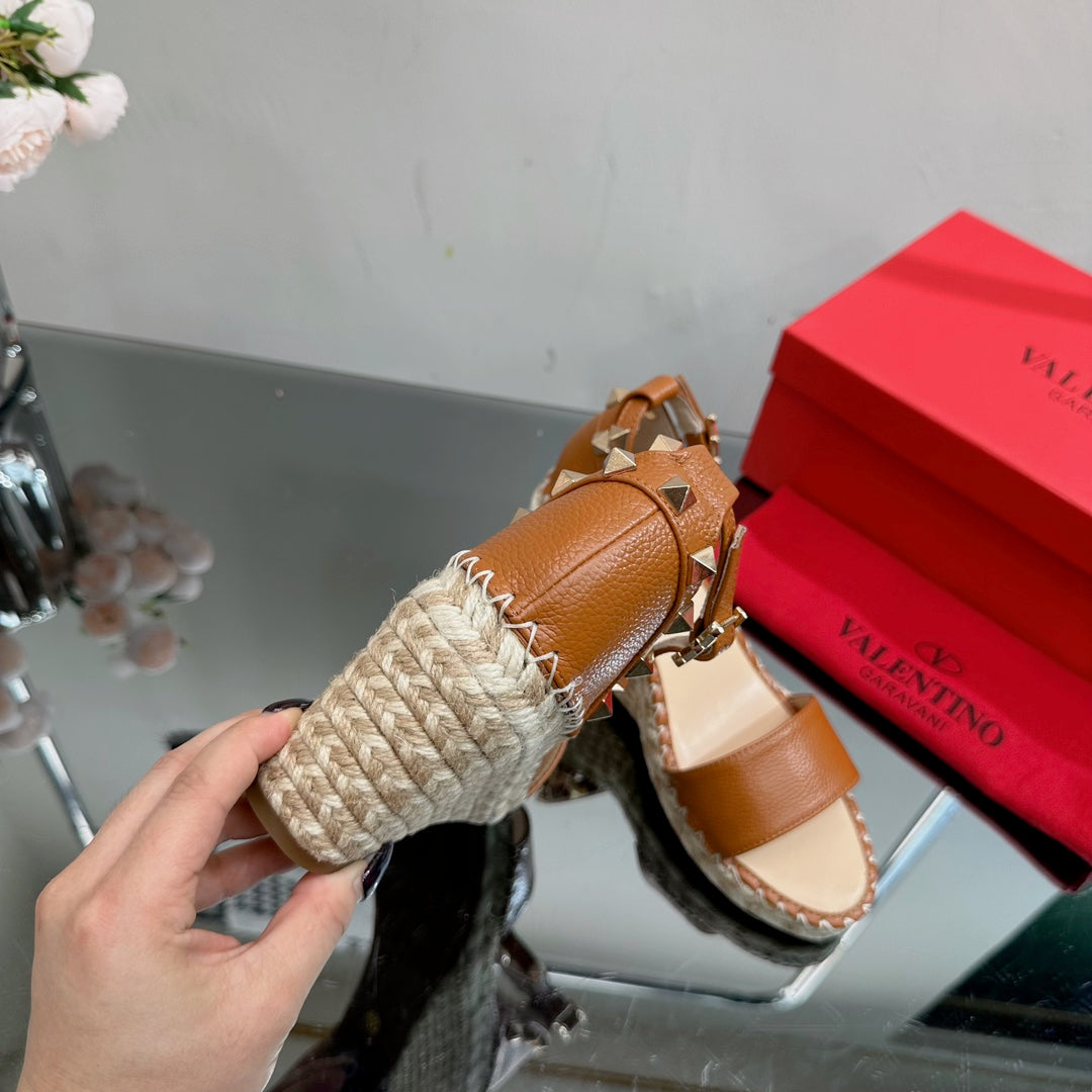 ROCKSTUD WEDGE 85 MM IN BRONZE BROWN CALFSKIN