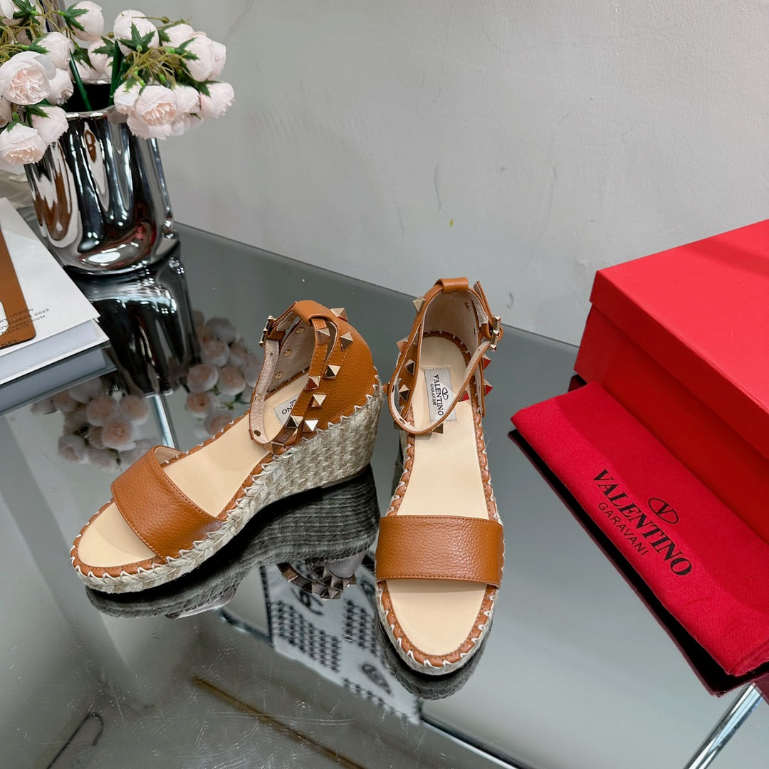 ROCKSTUD WEDGE 85 MM IN BRONZE BROWN CALFSKIN