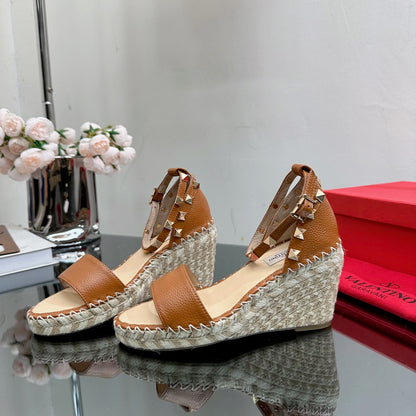 ROCKSTUD WEDGE 85 MM IN BRONZE BROWN CALFSKIN