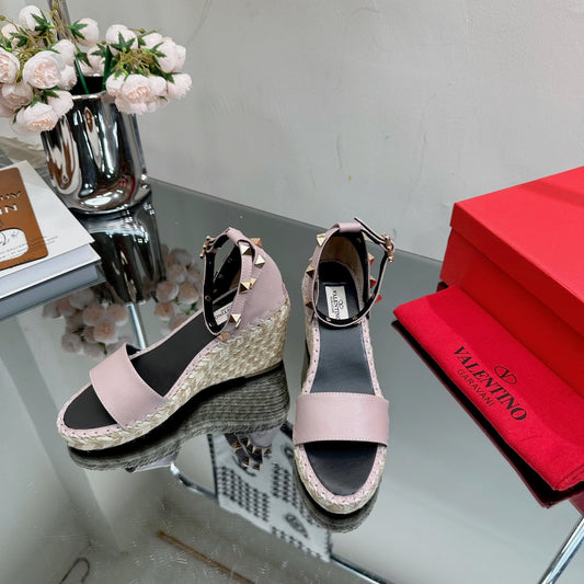 ROCKSTUD WEDGE 85 MM IN CREPE PINK CALFSKIN
