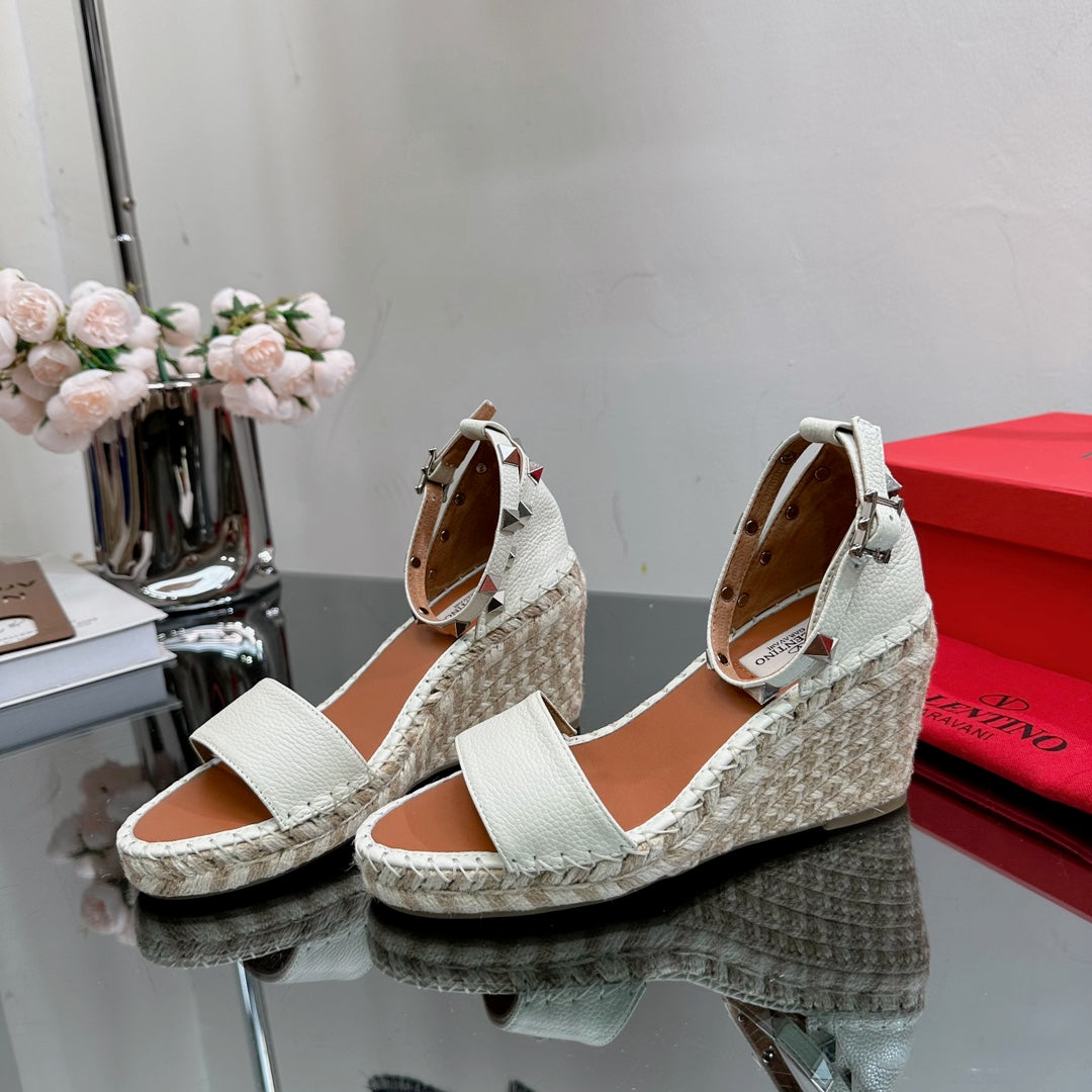 ROCKSTUD WEDGE 85 MM IN WHITE CALFSKIN