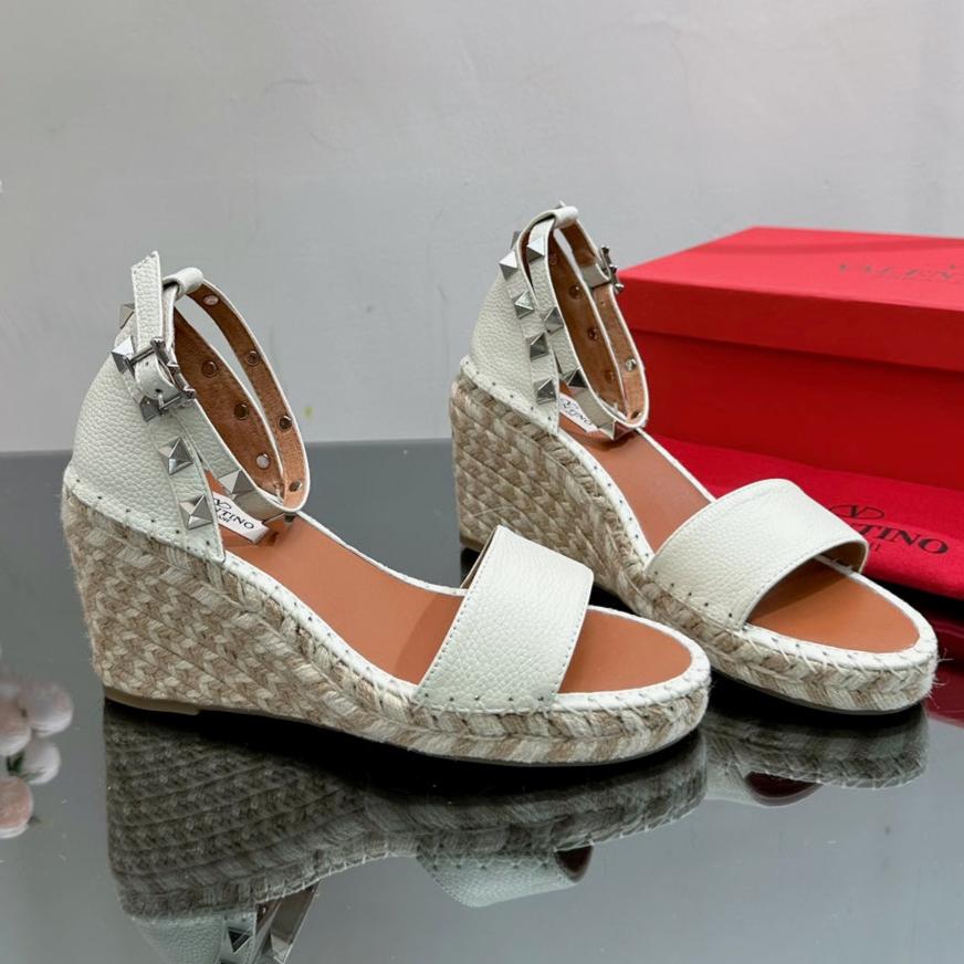ROCKSTUD WEDGE 85 MM IN WHITE CALFSKIN