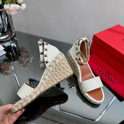 ROCKSTUD WEDGE 85 MM IN WHITE CALFSKIN