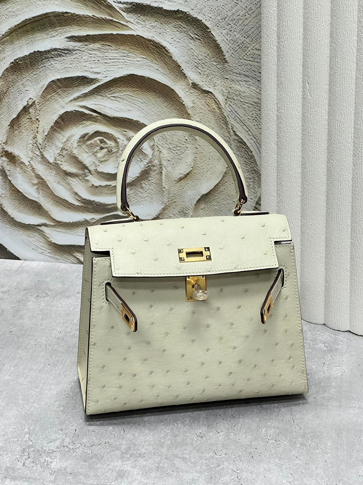 KELLY BAG 20 IN WHITE CREAM OSTRICH LEATHER WITH GOLD HARDWARE