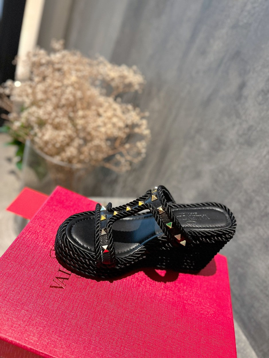 ROCKSTUD LAMINATED NAPPA WEDGE SANDAL 100 MM BLACK