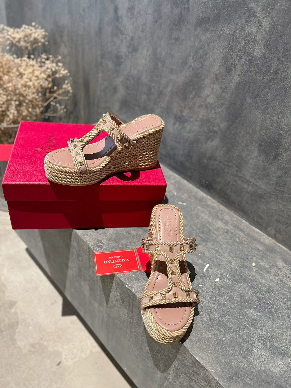 ROCKSTUD LAMINATED NAPPA WEDGE SANDAL 100 MM ROSE BROWN