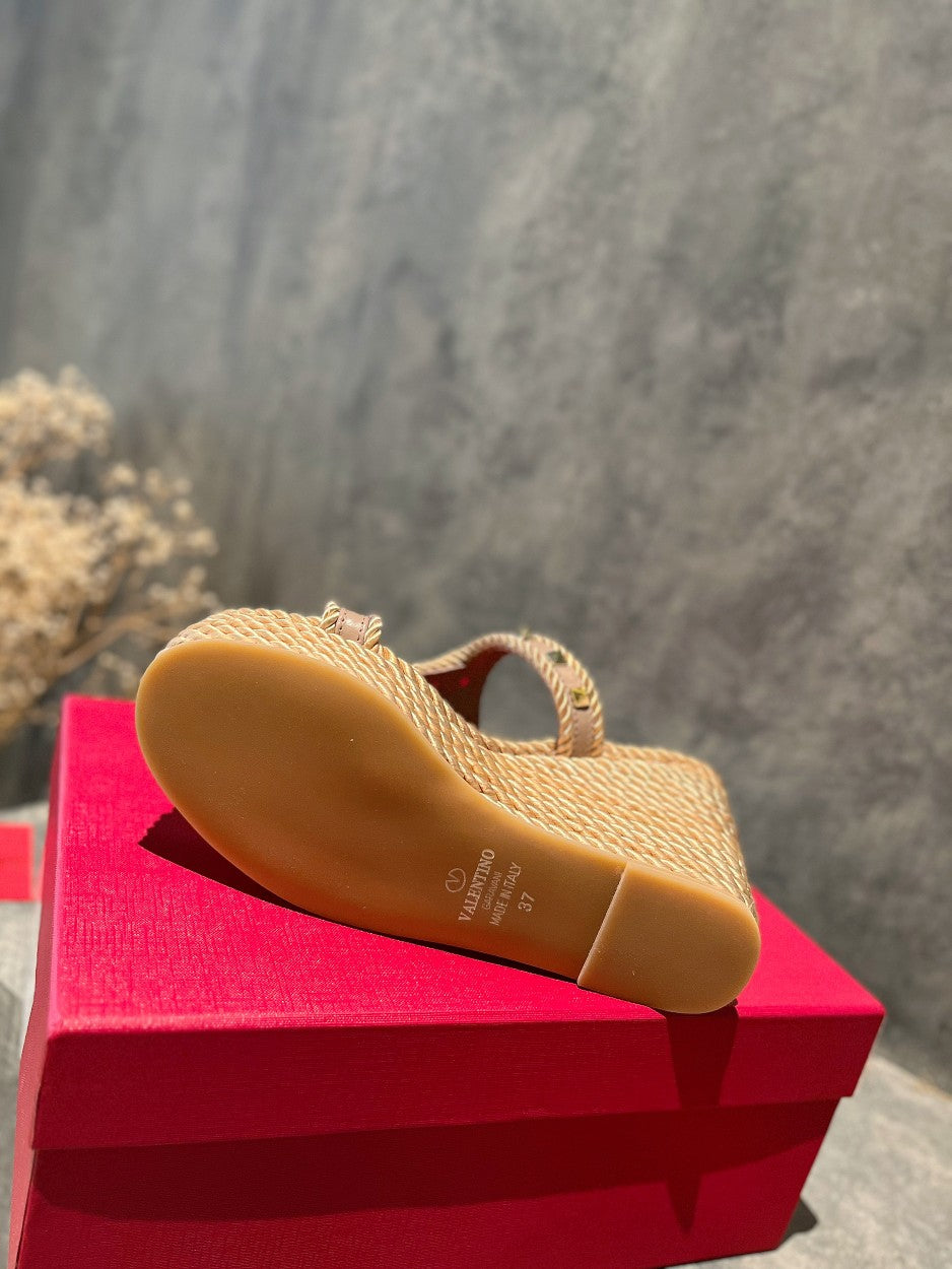 ROCKSTUD LAMINATED NAPPA WEDGE SANDAL 100 MM ROSE BROWN