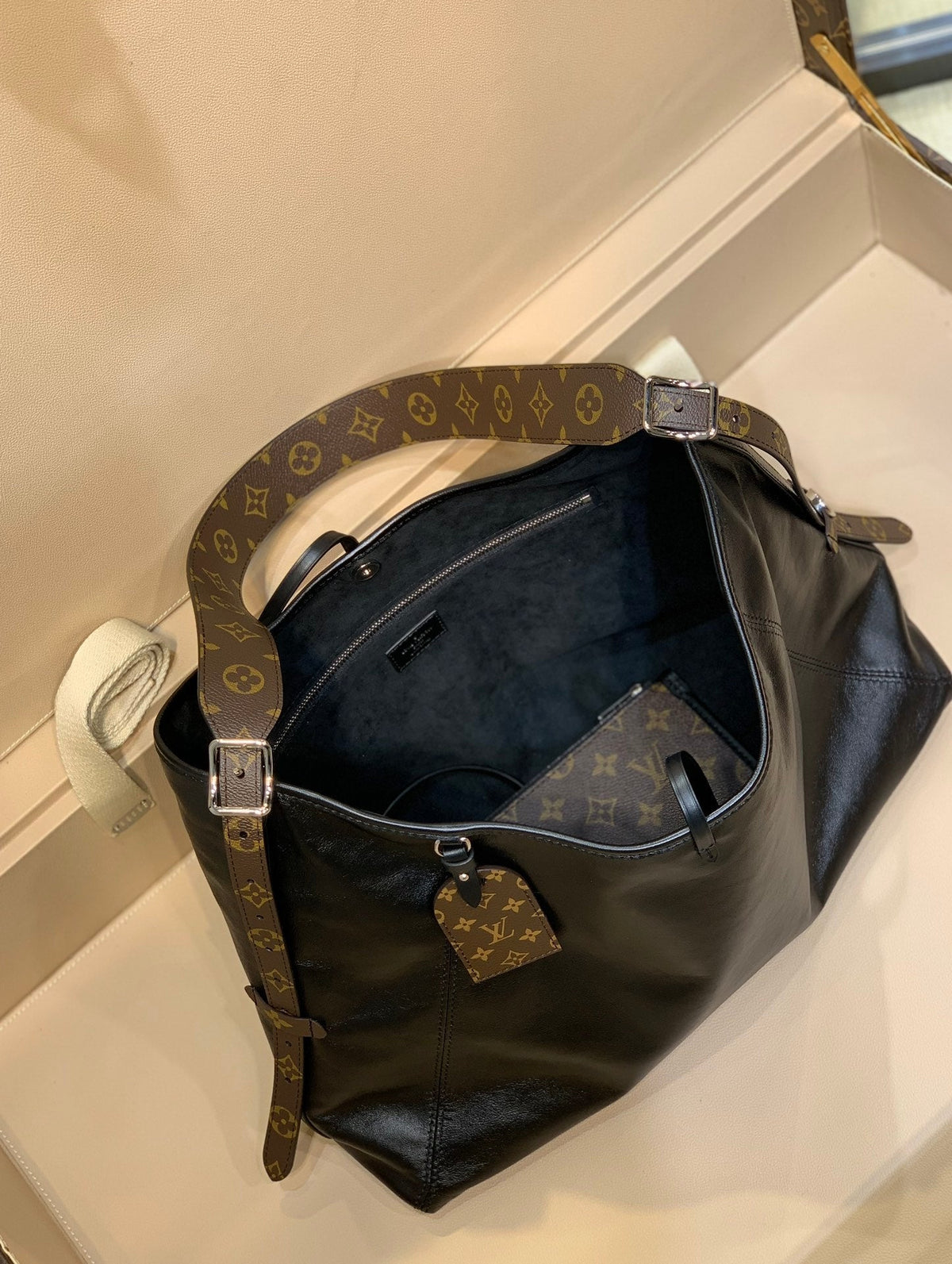 CARRYALL DARK 39 IN BLACK LAMBSKIN BROWN MONOGRAM TAG