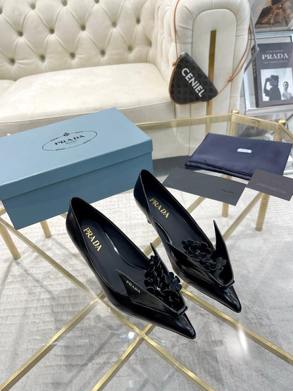 MEDIUM HEEL PUMPS ATTACHED CREATIVE FLOWERS IN BLACK PATENT CALFSKIN