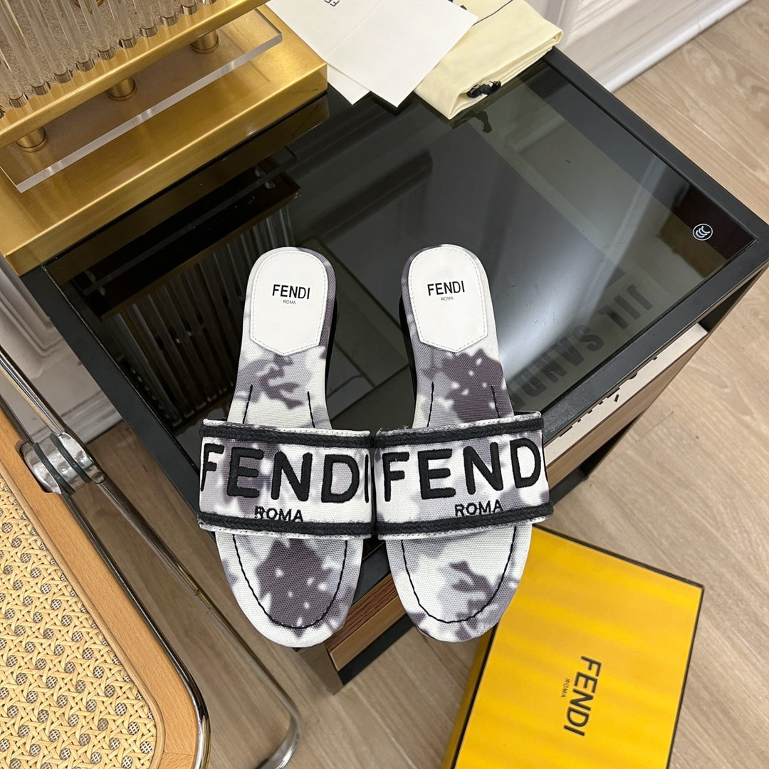 FENDI FLORAL SLIDES IN BLACK MIX WHITE FABRIC