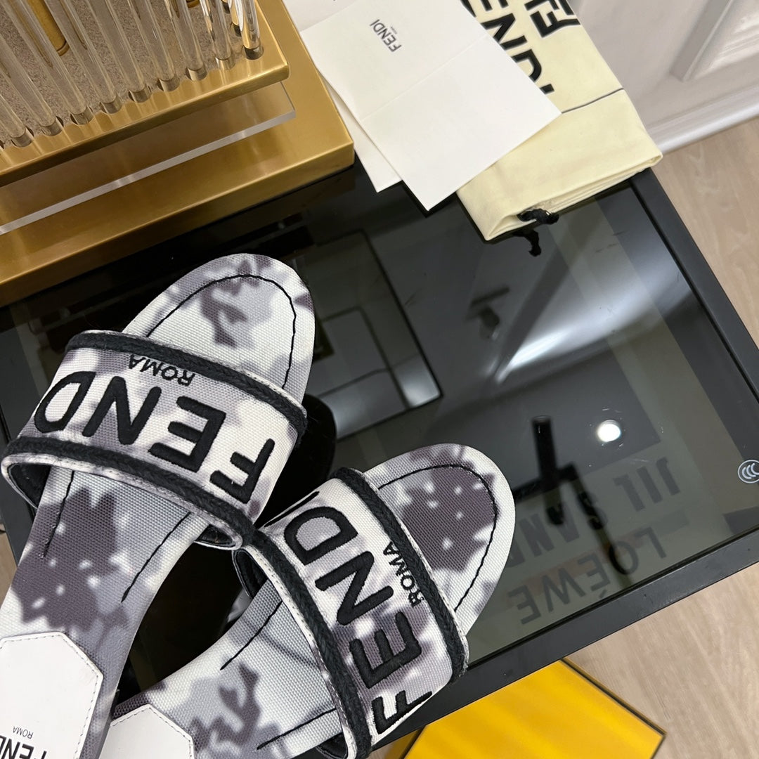 FENDI FLORAL SLIDES IN BLACK MIX WHITE FABRIC