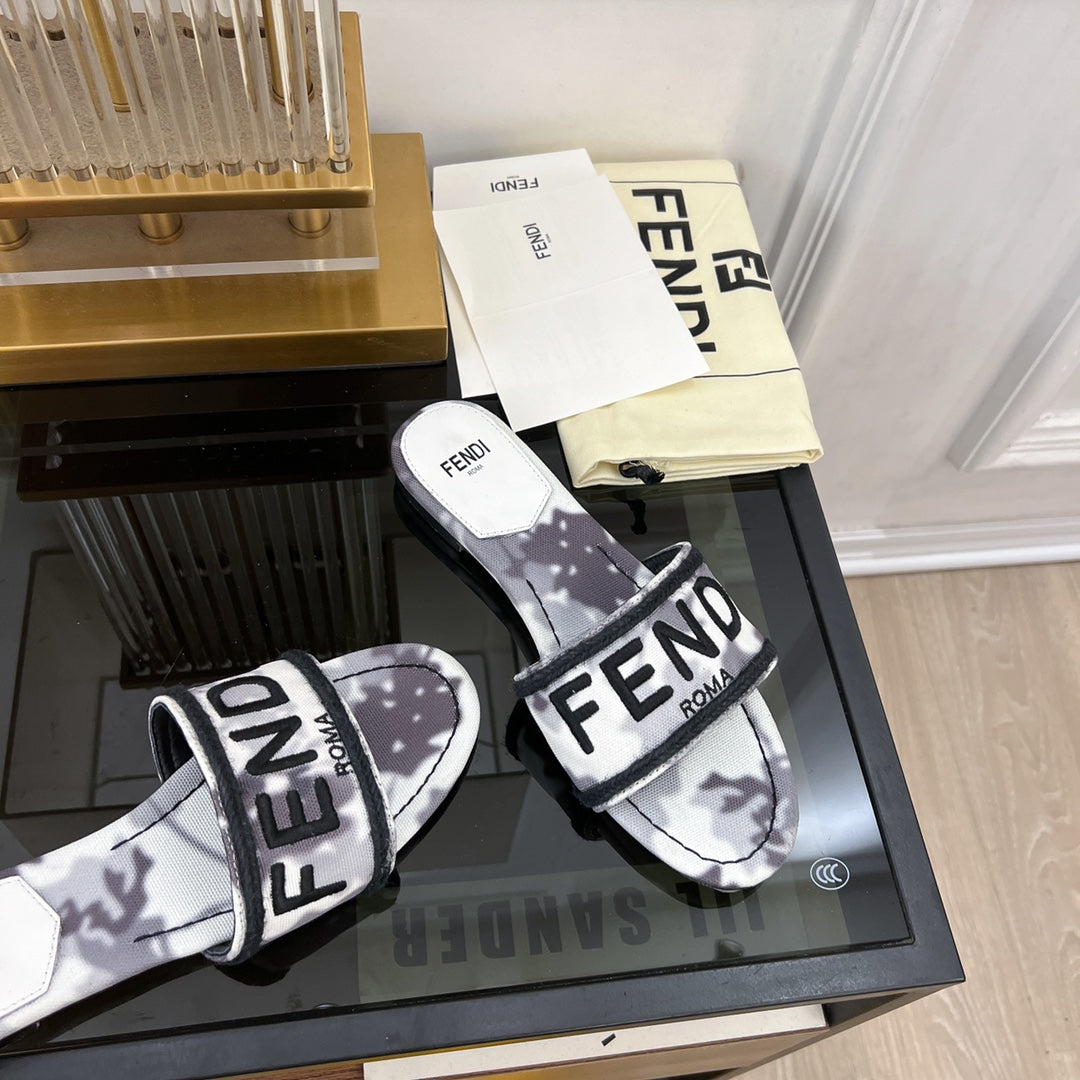 FENDI FLORAL SLIDES IN BLACK MIX WHITE FABRIC