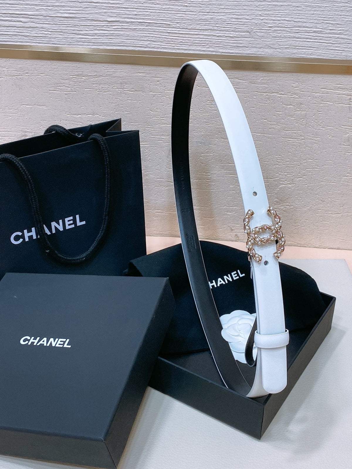 CC BELT 20MM IN WHITE CALFSKIN GOLD HARDWARE ATTACH PEARLS