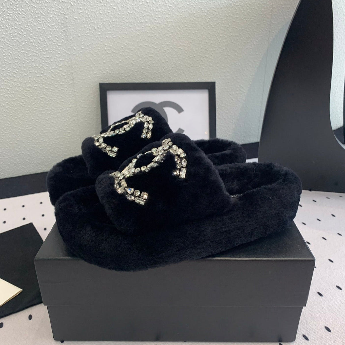 THICK-SOLED SLIPPERS IN BLACK SHEEP WOOL