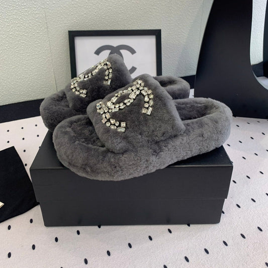 THICK-SOLED SLIPPERS IN GREY SHEEP WOOL