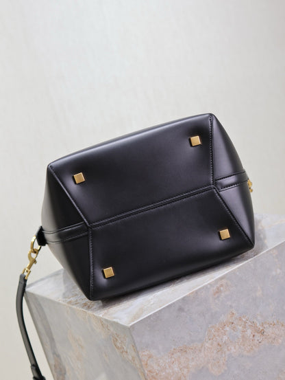 LE 37 MEDIUM BUCKET BAG 26 IN BLACK CALFSKIN GOLD HARDWARE