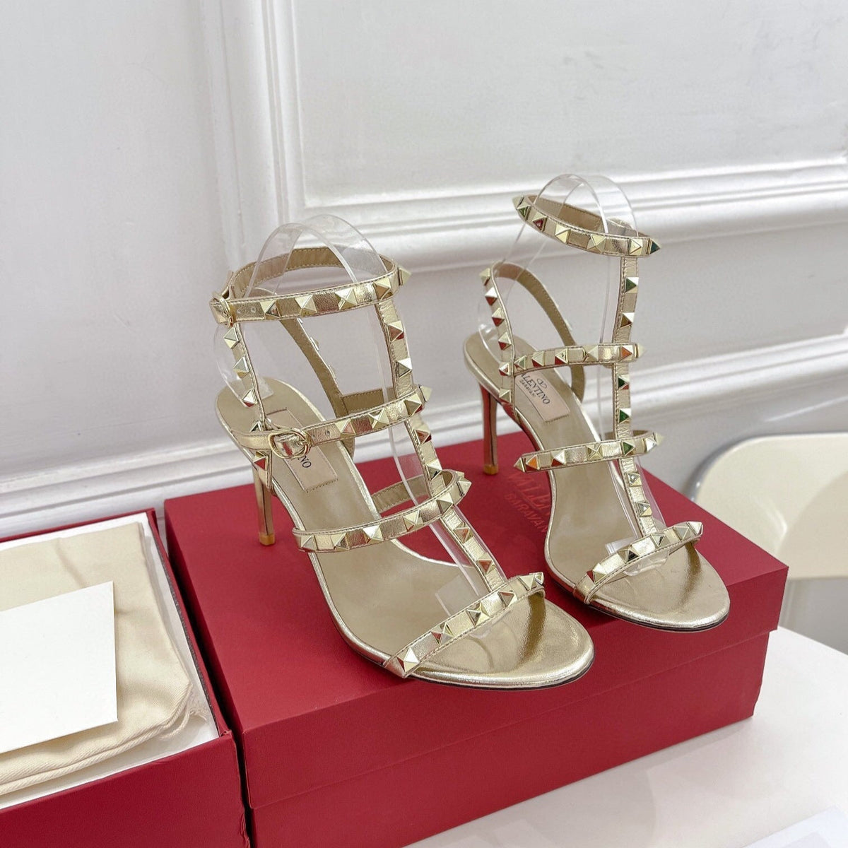 ROCKSTUD 100 GOLD METALLIC CALFSKIN ANKLE STRAP HIGH SANDAL