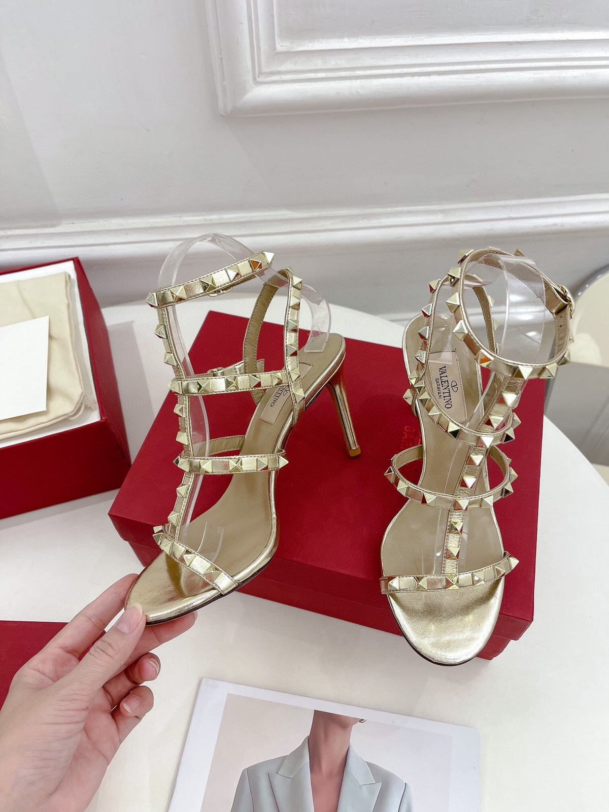 ROCKSTUD 100 GOLD METALLIC CALFSKIN ANKLE STRAP HIGH SANDAL