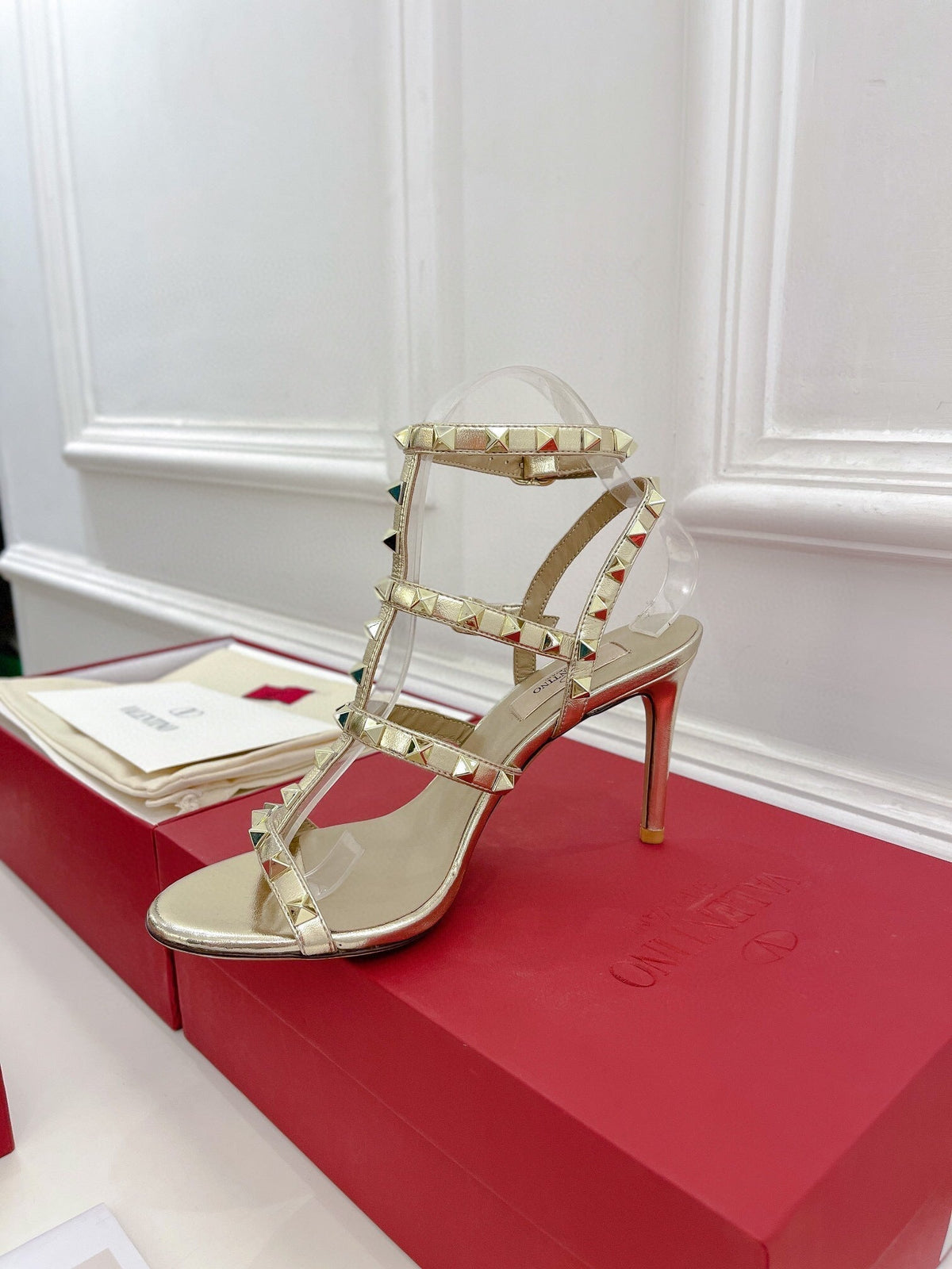 ROCKSTUD 100 GOLD METALLIC CALFSKIN ANKLE STRAP HIGH SANDAL