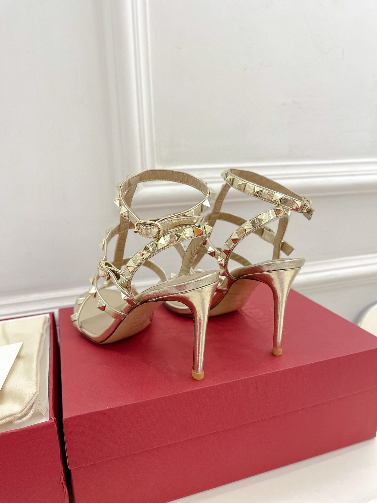 ROCKSTUD 100 GOLD METALLIC CALFSKIN ANKLE STRAP HIGH SANDAL