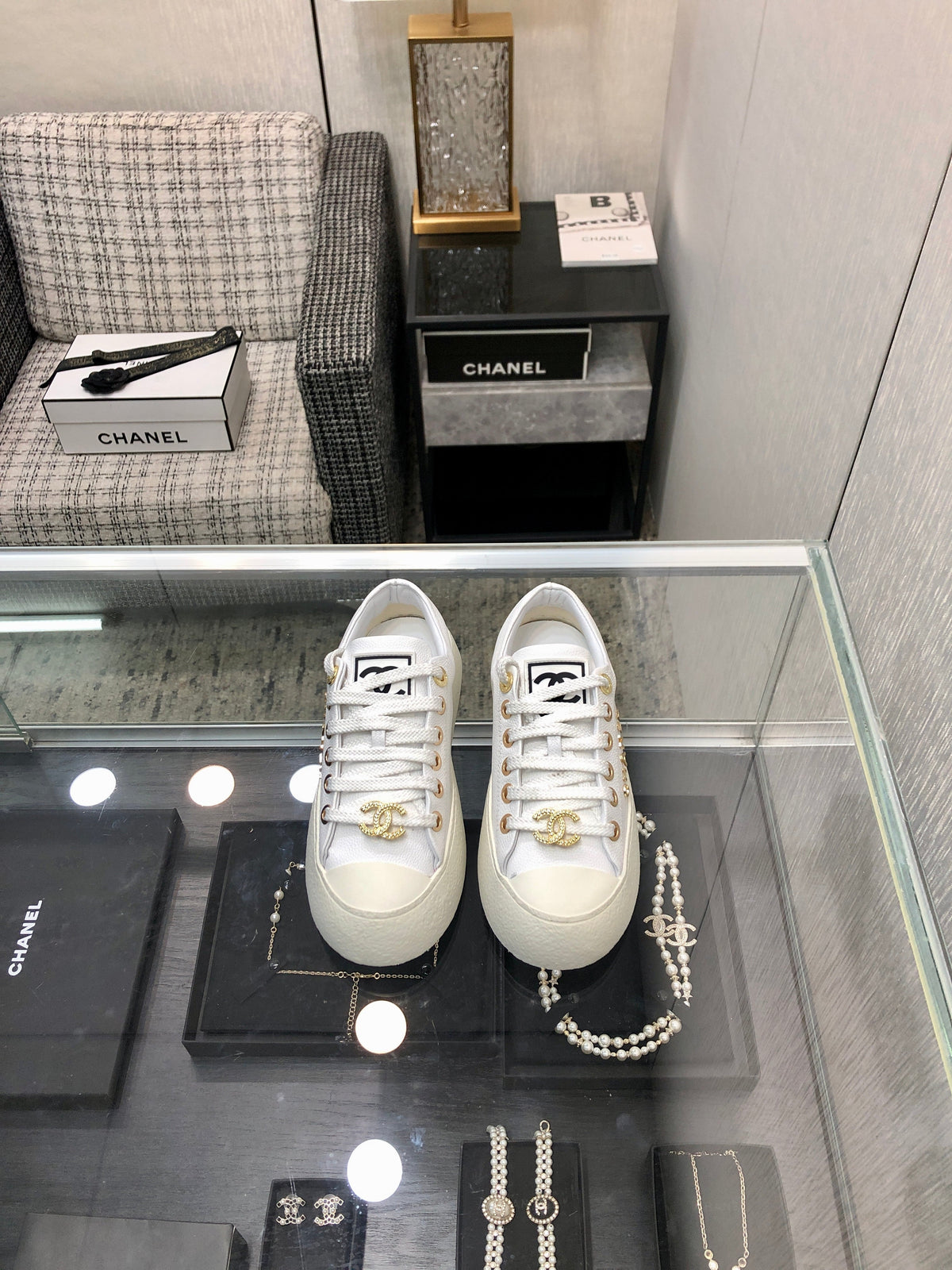 CASUAL SNEAKER IN WHITE LAMBSKIN WITH GOLD LOGO