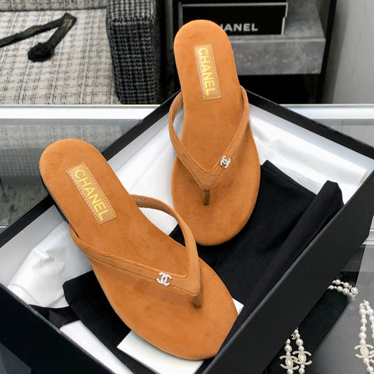 THONG SLIDE IN BRONZE BROWN SUEDE