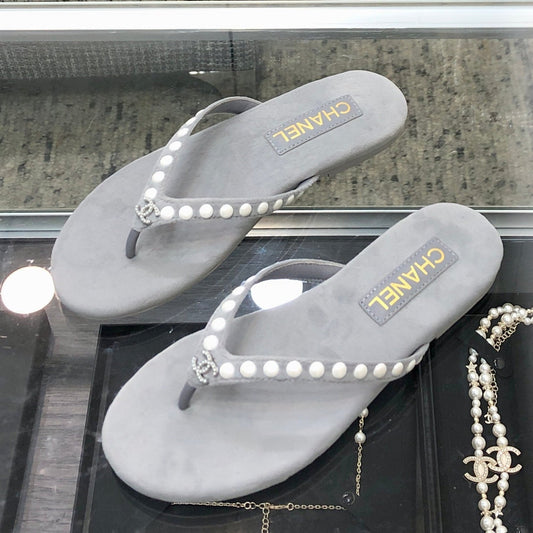 THONG SLIDE IN PALE GRAY SUEDE WITH WHITE DOT