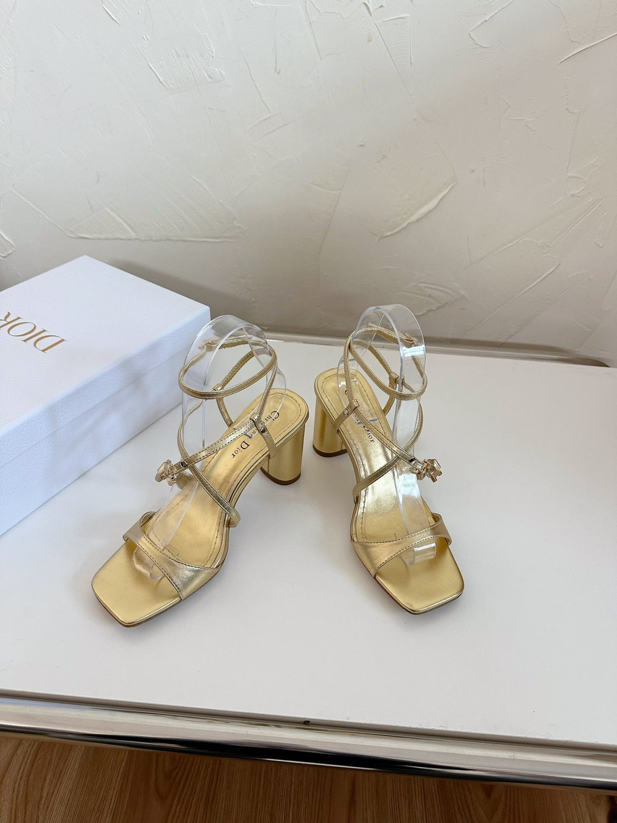MEDIUM SQUARE HEEL SANDAL IN GOLD LAMBSKIN