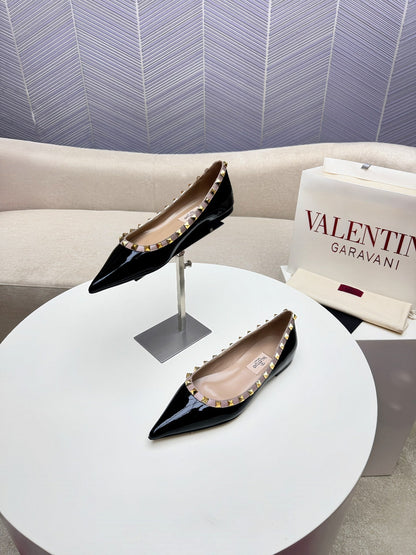 ROCKSTUD FLAT PUMP IN BLACK CALFSKIN