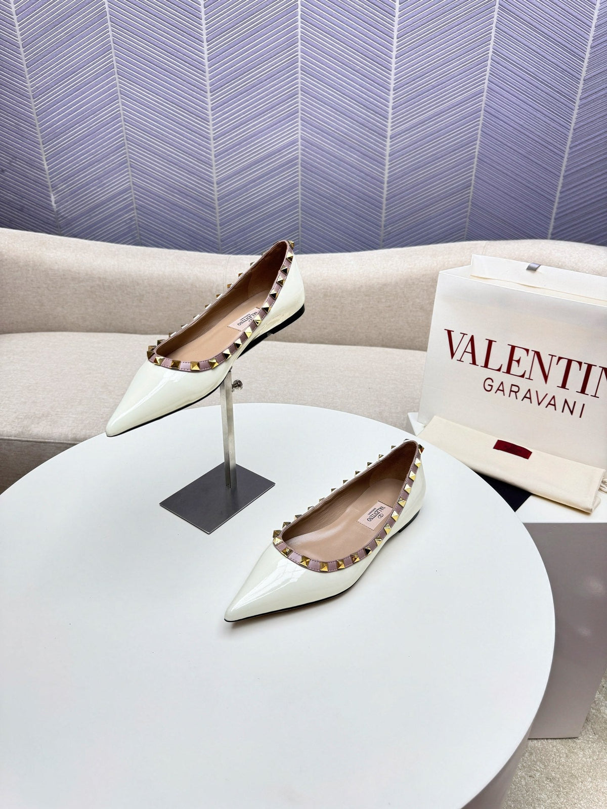 ROCKSTUD FLAT PUMP IN WHITE CALFSKIN