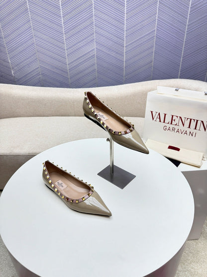 ROCKSTUD FLAT PUMP IN SAND BROWN CALFSKIN