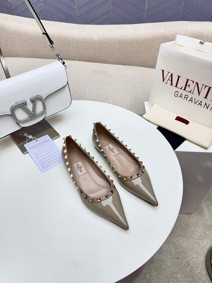 ROCKSTUD FLAT PUMP IN SAND BROWN CALFSKIN