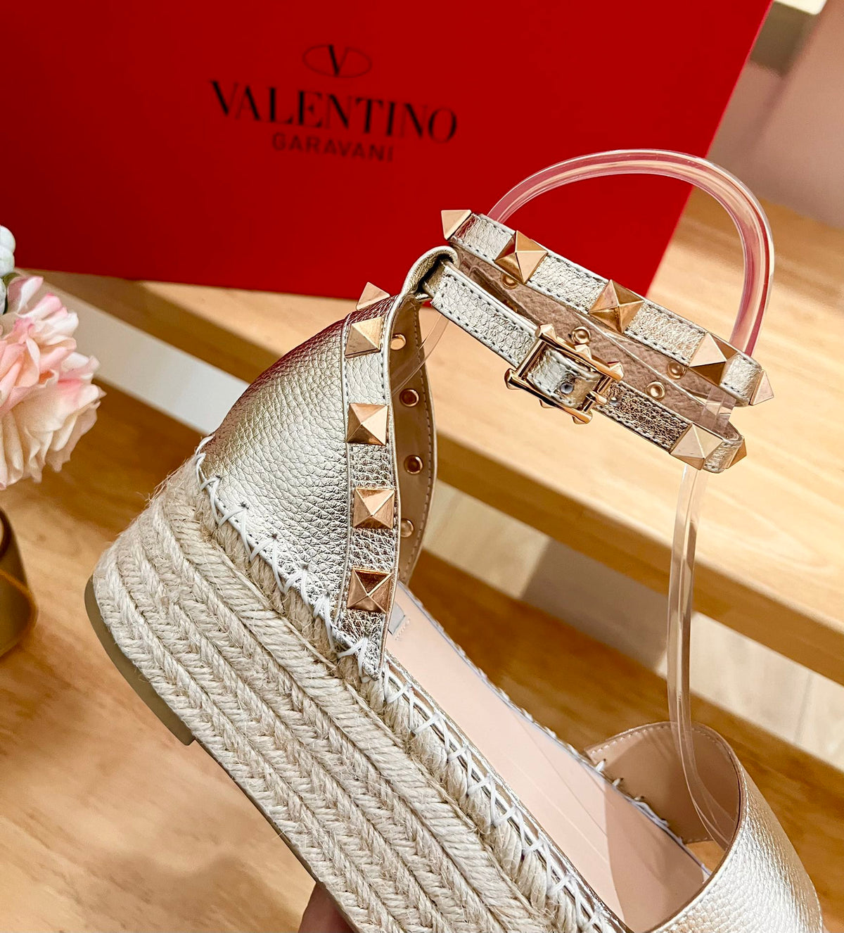 ROCKSTUD FLATFORM SANDAL IN LIGHT GOLD CALFSKIN