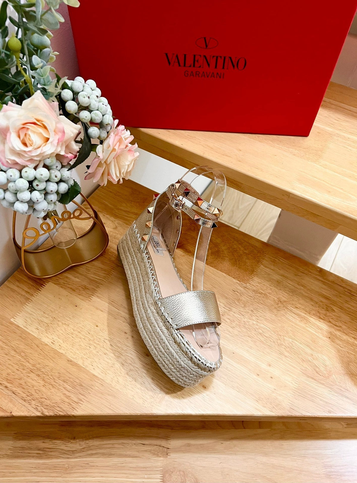ROCKSTUD FLATFORM SANDAL IN LIGHT GOLD CALFSKIN