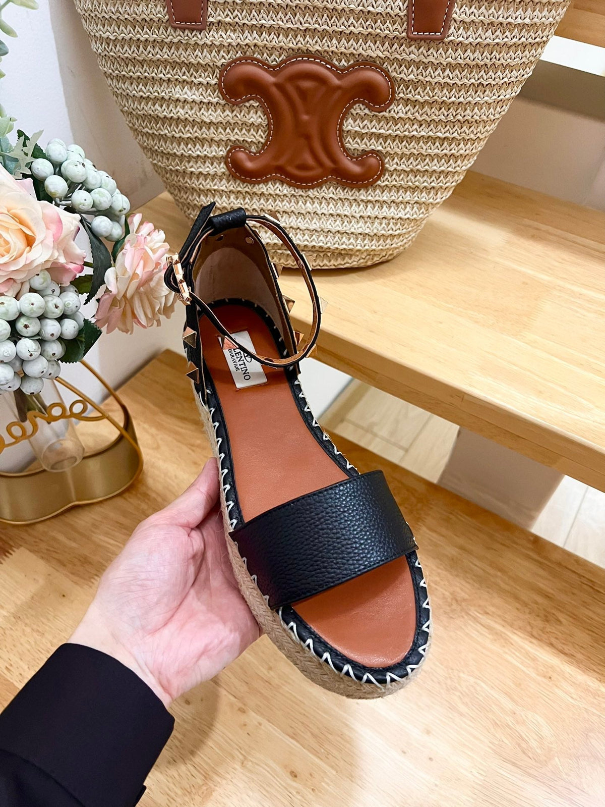 ROCKSTUD FLATFORM SANDAL IN BLACK CALFSKIN