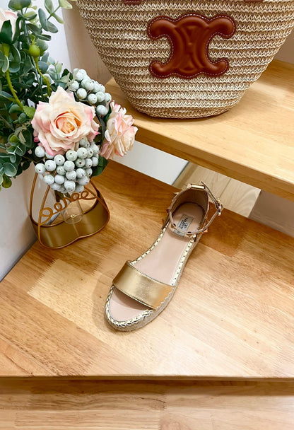 ROCKSTUD FLATFORM SANDAL IN GOLD CALFSKIN