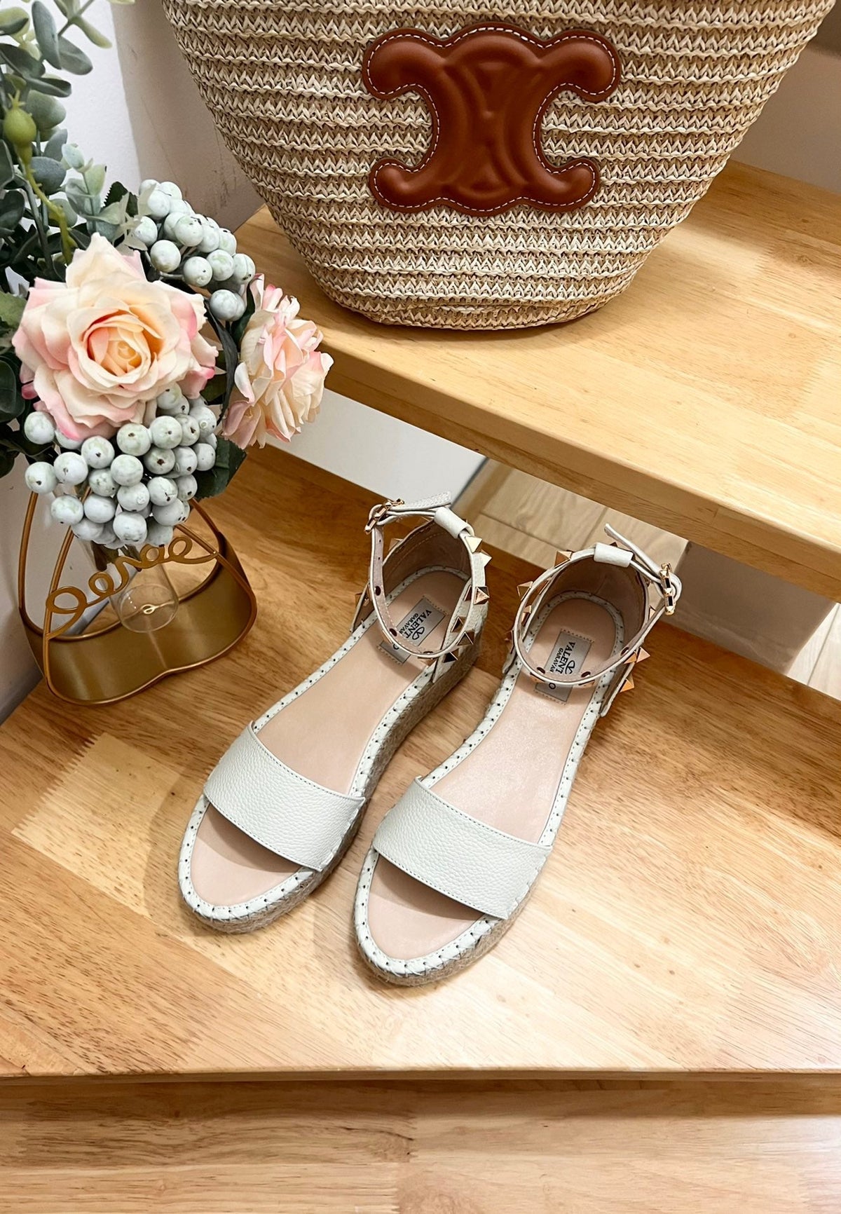 ROCKSTUD FLATFORM SANDAL IN WHITE CALFSKIN