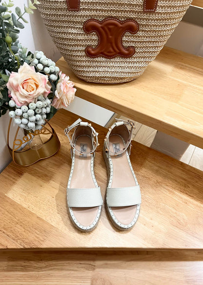 ROCKSTUD FLATFORM SANDAL IN WHITE CALFSKIN