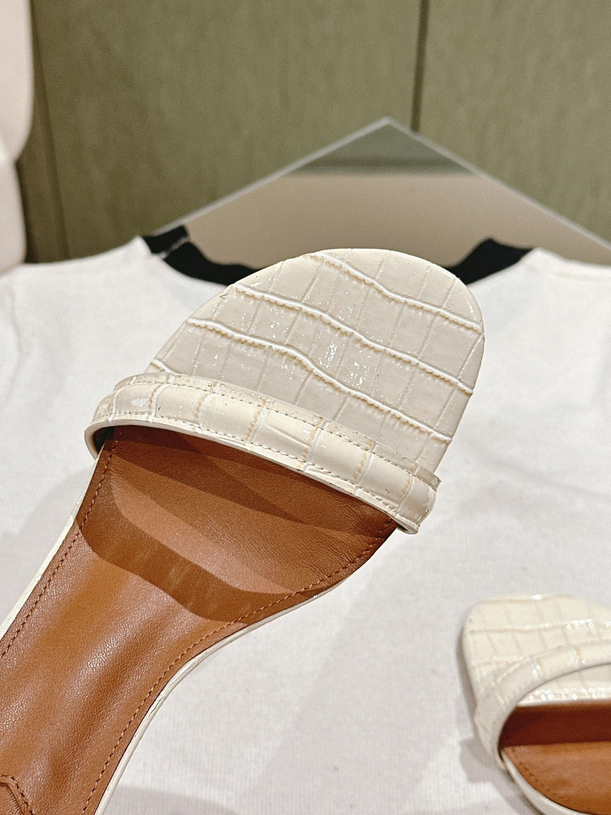 FENDI HIGH-HEELED 85 MM IN WHITE LAMBSKIN WITH GOLD HARDWARE