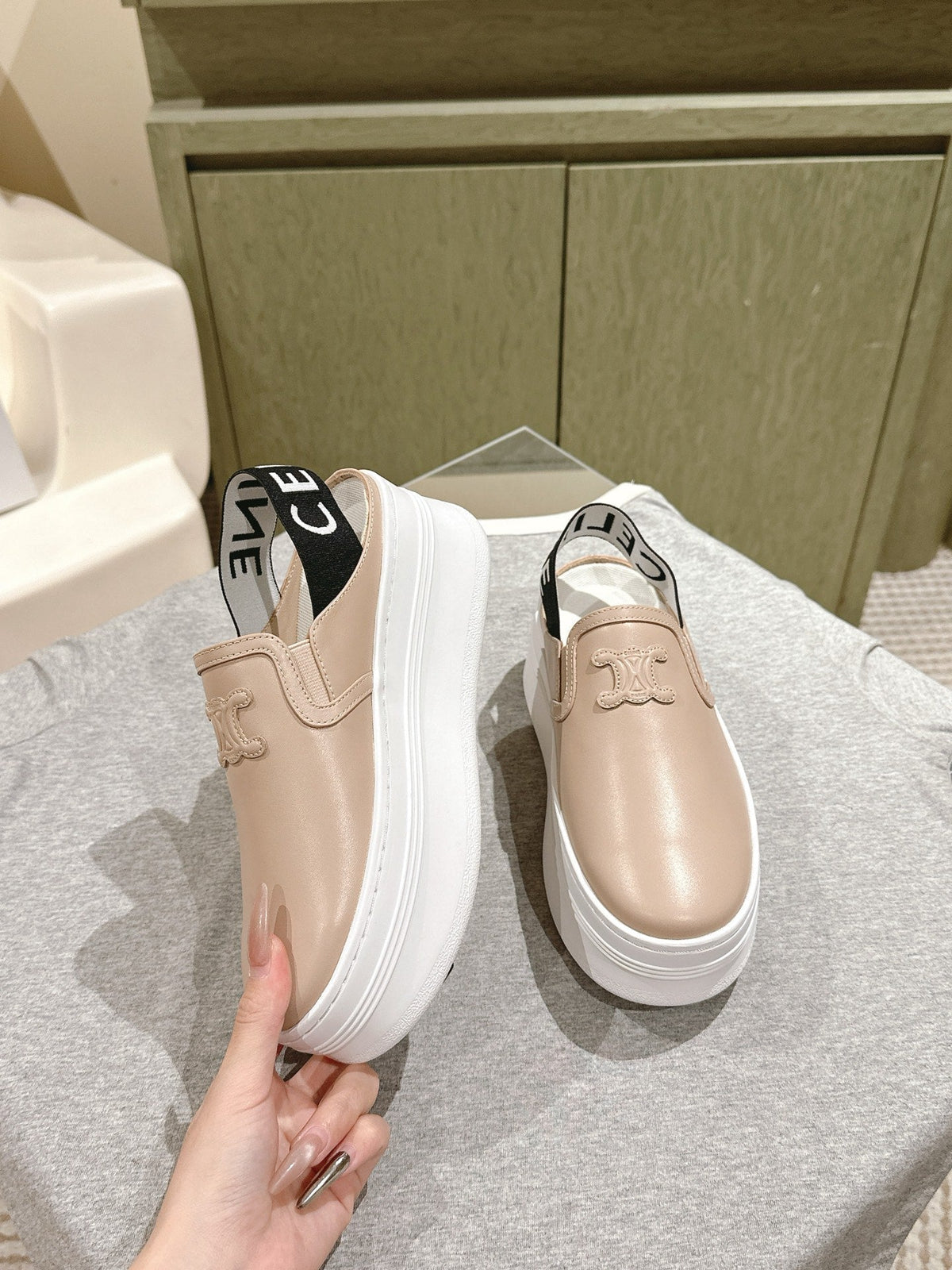 THICK-SOLED ELASTIC BACKLESS SHOES MONGOOSE BEIGE SHINY CALFSKIN