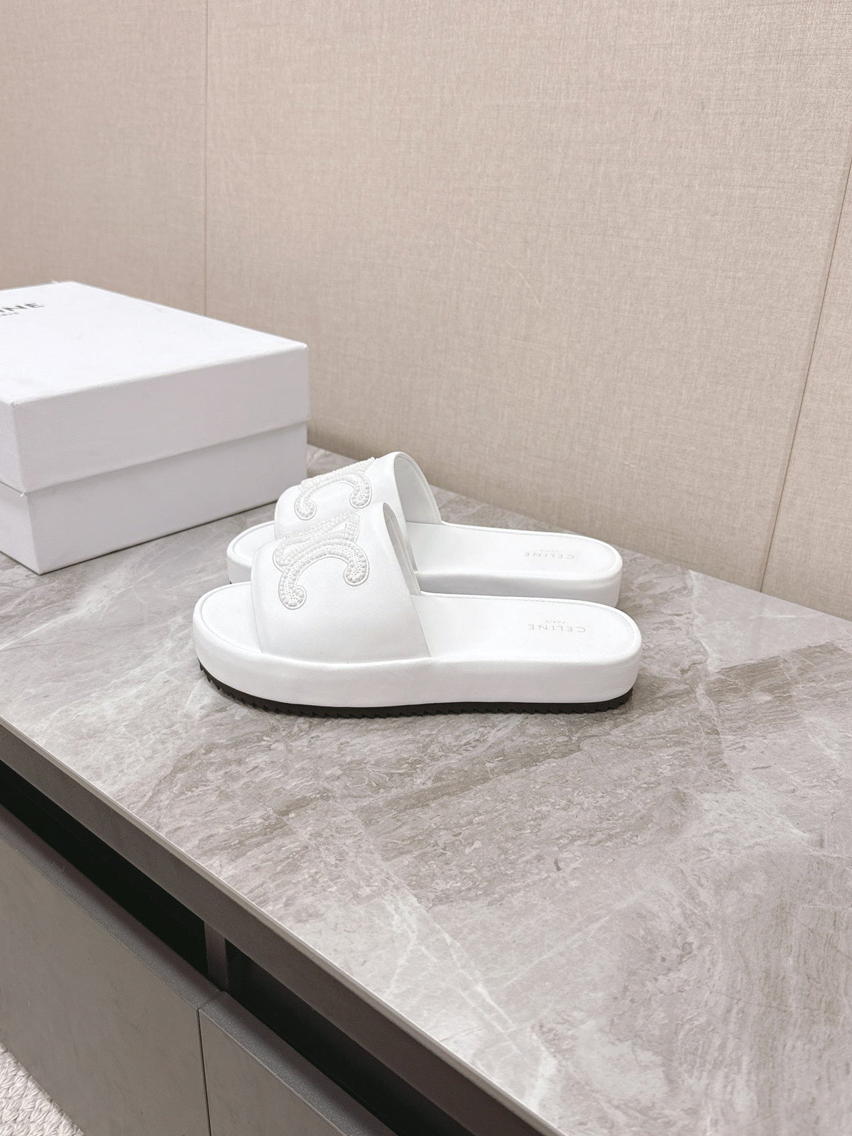 THICK-SOLED SLIDES IN WHITE SMOOTH LAMBSKIN LOGO WITH CRYSTALS