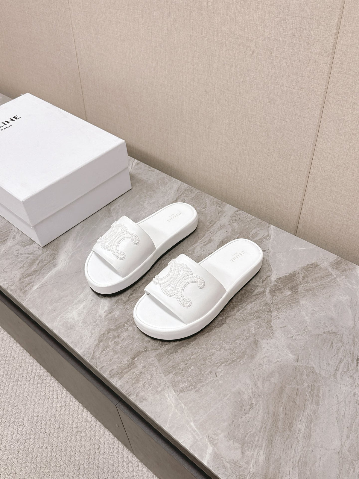 THICK-SOLED SLIDES IN WHITE SMOOTH LAMBSKIN LOGO WITH CRYSTALS