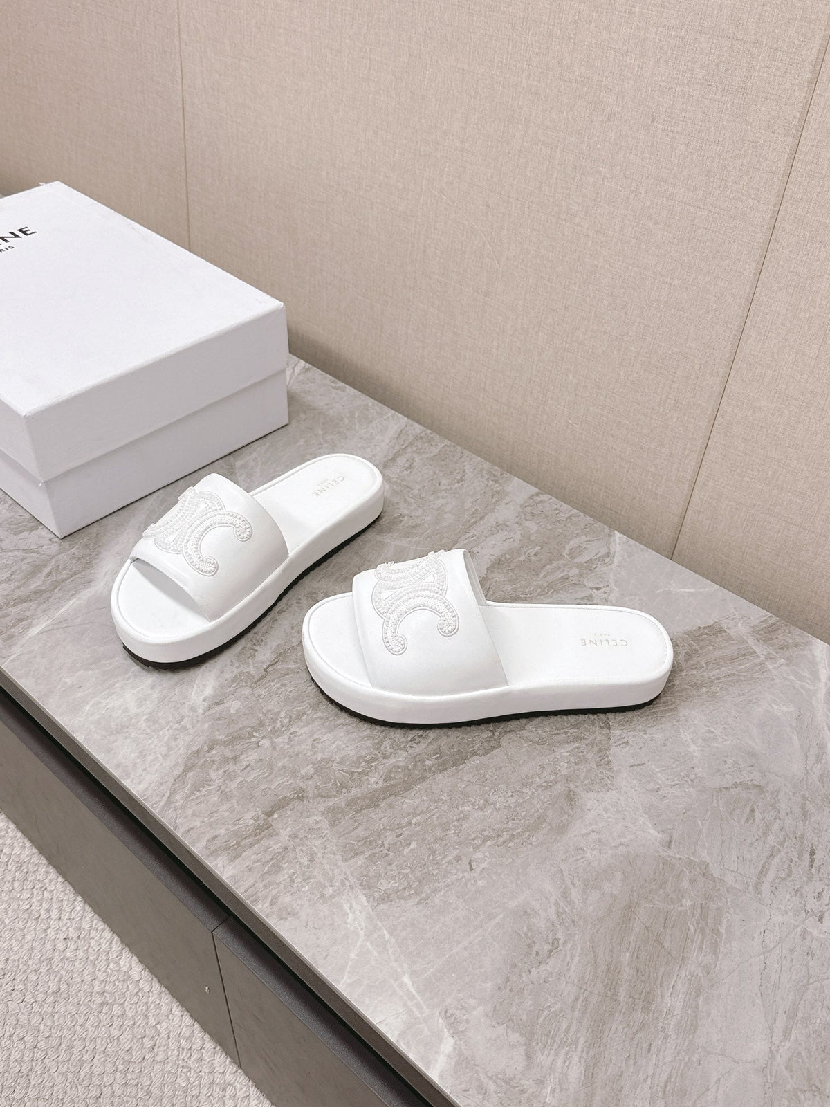 THICK-SOLED SLIDES IN WHITE SMOOTH LAMBSKIN LOGO WITH CRYSTALS
